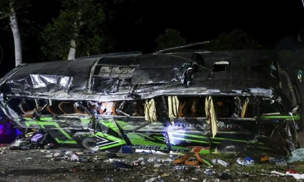 A terrible accident occurred when a bus going from Pakistan to Iran overturned in Iran killing 35 people