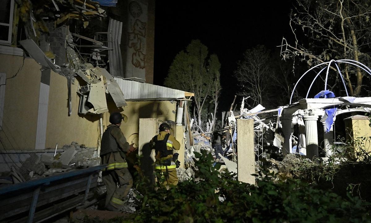 Russia attacked a hotel in Ukraine news agency security adviser killed two injured446