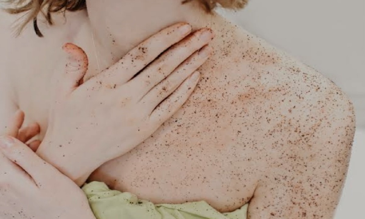 cleanse your skin without soap make this body scrub at home