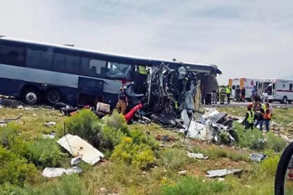 A terrible accident occurred between a bus and a tractor trolley in Mexico 19 people died