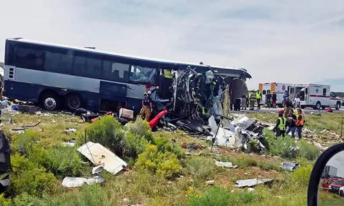 A terrible accident occurred between a bus and a tractor trolley in Mexico 19 people died