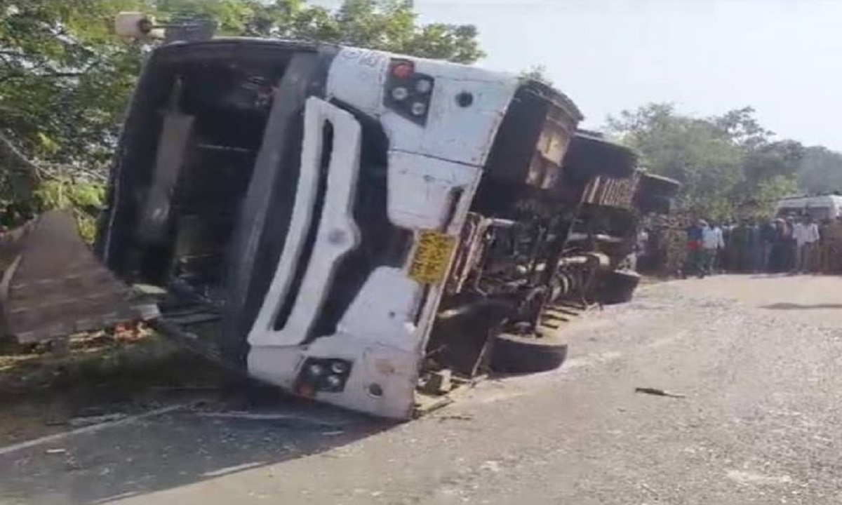 Nine people killed in horrific bus accident in Maharashtra while trying to rescue biker